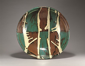 濱田庄司 《緑鉄釉掛分流描大鉢》 1960-70年代 当館蔵